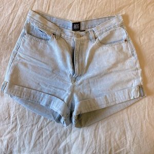 BDG High Waisted Mom Short - Bleached Light Wash Size 31